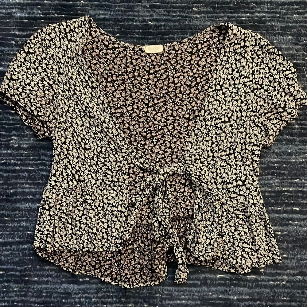 BRANDY MELVILLE TIE FRONT TOP